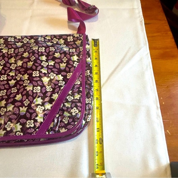 Vera Bradley Frill Vinyl Messenger Bag in Plum Petals Expandable Pockets Laptop - Picture 9 of 11